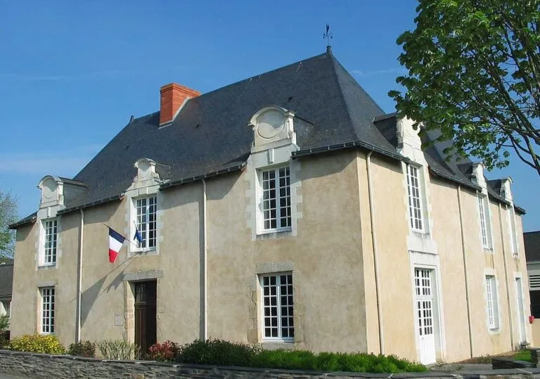 La poueze  (49370)