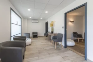 Espace d'accueil lumineux et moderne avec fauteuils confortables.